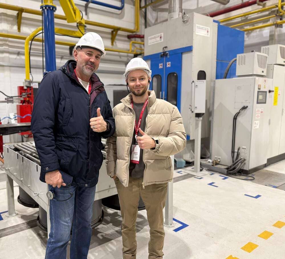 Ростсельмаш посетила большая делегация «АгроГард». В ее состав вошли руководители из Московского офиса и представители всех регионов присутствия агрохолдинга: Курской, Липецкой, Орловской, Тамбовской областей и Краснодарского края. «У нас 5 филиалов в стране, и главные инженеры всех филиалов сегодня здесь, чтобы лично увидеть, как выпускается техника, которая работает на наших полях, обменяться мнениями со специалистами производителя», - прокомментировал цель визита Сергей Левченко, директор департамента технического обеспечения производства «АгроГард». Несмотря на продолжительное сотрудничество, это первый визит совместной делегации холдинга на промышленную площадку. Для них была организована экскурсия по ключевым производственным подразделениям, где они смогли ознакомиться с мощностями предприятий и компонентной базой изготовления техники. Также для гостей прошли презентации модельного ряда и инвестиционной программы компании, встреча с ведущими специалистами, тест-драйв техники. «Меня поразил новый тракторный завод. Я был на предприятиях всех основных западных марок. То, что сегодня мы увидели, это очень современно и для нашей страны большой шаг вперед. На таком заводе просто невозможно плохие машины делать. Поразило также отношение людей: как берегут оборудование, какую чистоту поддерживают», - поделился впечатлениями Сергей Левченко. Говоря о взаимодействии агрохолдинга и Ростсельмаш, руководитель делегации отметил тесные коммуникативные связи, оперативный отклик производителя на пожелания клиентов, что находит отражение в развитии продуктовых линеек, в повышении качества техники и ее сервисного обеспечения. Как результат – доля российской компании в парке «АгроГард» за 10 лет выросла с 30 до почти 70%. «Нас устраивает, как Ростсельмаш работает, как работают комбайны и тракторы. Мы удовлетворены сотрудничеством и благодарим всех, кто делает эти машины, кто взаимодействует с клиентами. Надеемся на дальнейшее плодотворное сотрудничество», - сказал в конце визита С.В. Левченко, директор департамента технического обеспечения производства «АгроГард». 