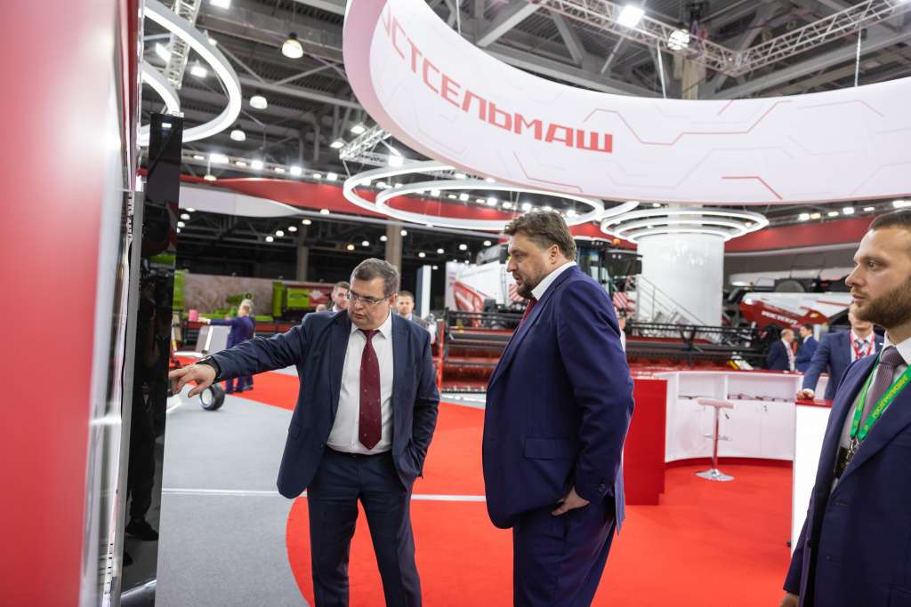 сотрудничество компаний Ростсельмаш и Роскагролизинг на площадке Агросалона