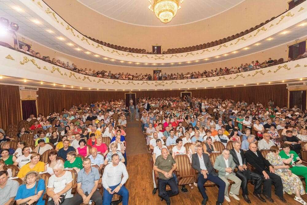 На праздничном вечере присутствовало более 1000 человек На праздничном вечере присутствовало более 1000 человек