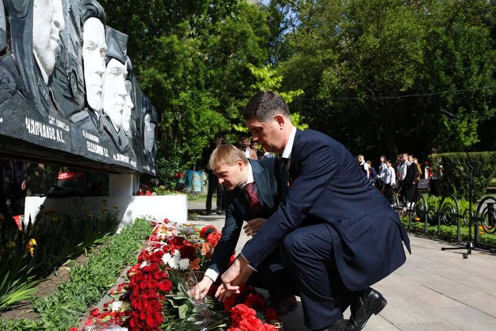 Возложение цветов к мемориалу ростсельмашевцев Возложение цветов к мемориалу ростсельмашевцев